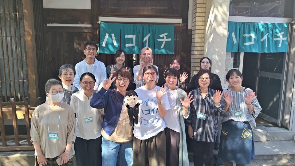 テレビ取材の最後に集まったハコイチ出展作家さんたちとの記念撮影
